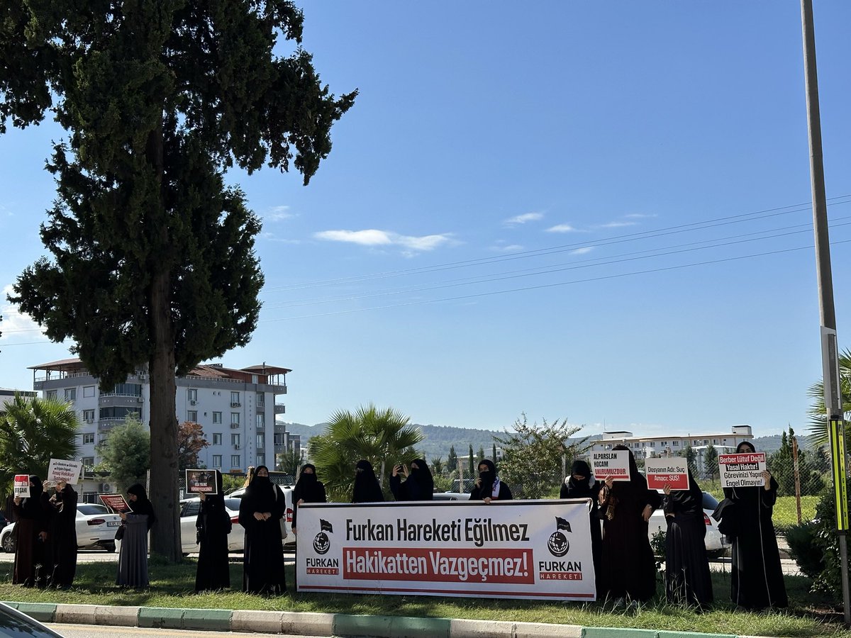 AlparslanHc1's tweet photo. Bugün görülecek duruşmamız için Osmaniye Adliyesindeyiz…

Olayı kısaca özetleyeyim…

Bir öğrenci evi “içinde Kur’an okunduğu” gerekçesiyle mühürlenmek istenmişti.
Bu olaya tepkimi göstermek için ben de Osmaniye’ye geldim.

Rahime Hatun meydanına basın açıklaması için gittiğimizde @EmniyetOsmaniye alandaki beyleri sert bir şekilde darp ederek almaya başladılar!
-18 yaşından küçük çocukları bile aldılar! 

Semra hocamız, kızı Meryem’in gözaltına alındığını görünce peşinden gitti. Biz de Hocamızı yalnız bırakmamak için gözaltı aracına bindik. 

O gece emniyette ifadelerimiz alındı.

Dosyada müşteki sıfatıyla yer alan,
“ayağının beyler tarafından kırıldığını iddia eden” iftiracı bir polis tarafından ifadelerimiz alındı! 

(Biz emniyetin koridorunda beklerken ilginçtir ki o iftiracı adam sözde o kırık ayakla saatlerce oralarda dolaştı.Yeri geldi koşar adımlarla yürüdü. Yeri geldi sekerek yürüdü..Ayağı kırılan bir insan izin almaz mı! )

Nezarette bir gece bekletildik! 

Sabahında görülen mahkemede 3 kardeşimiz haksız yere tutuklanıp
3 ay sonrasında serbest bırakılmıştı!

İşte iftiralarla içi doldurulmaya çalışılan bir kumpas dosyası için tekrar burdayız…

Suç icad etmeye çalışarak insanların zamanını çalanlardan ahirette hesabını soracağız…

#KuranMuhafızları
#FurkanSusmaz
#Osmaniye
#Adalet 
#TalimatlaDeğilVefaylaGeldik