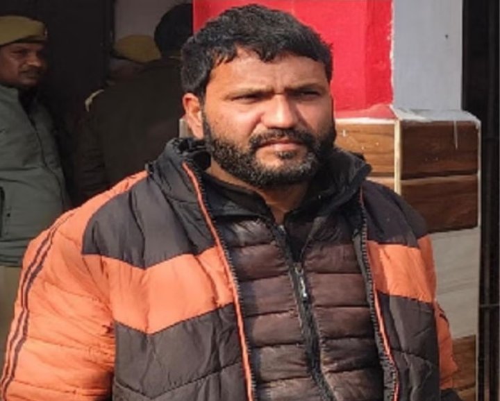 CommonBS786OM's tweet photo. मुसलमानो के साथ ये अन्याय कब तक??

इनका नाम मुल्ला अफ़रोज़ खान है 
नवंबर 2024 में संभल यूपी में मस्जिद गिराने को लेकर हिंसा होती है 

पुलिस इनको गिरफ्तार करके NSA के तहत मुकदमा लगा देती है 

इलाहाबाद कोर्ट इनको राहत देता है, लेकर अक्टूबर 2025 में पुलिस इनको दोबारा गिरफ्तार करती है 

आज सुप्रीम कोर्ट ने यूपी सरकार को फटकार लगाते हुए अफ़रोज़ पर लगा NSA हटाया है और यूपी सरकार पर 10 लाख का जुर्माना ठोका है.

ज्ञानेश कुमार की बेटी Medha Roopam पर कुछ दिन पहले ही कोर्ट ने 5 लाख का जुर्माना लगाया था गलत NSA लगवाने पर.

NSA तो हट गया, पर अफ़रोज़ के कीमती ज़िन्दगी के गुजरे वक़्त को कौन लोटायेगा??

एक तो उनकी मस्जिद शहीद करो 
अगर विरोध करो तो उनपर ही NSA लगाकर जेल में डालकर सड़ाओ 

कैसा भारत बन चुका है?? 🤔