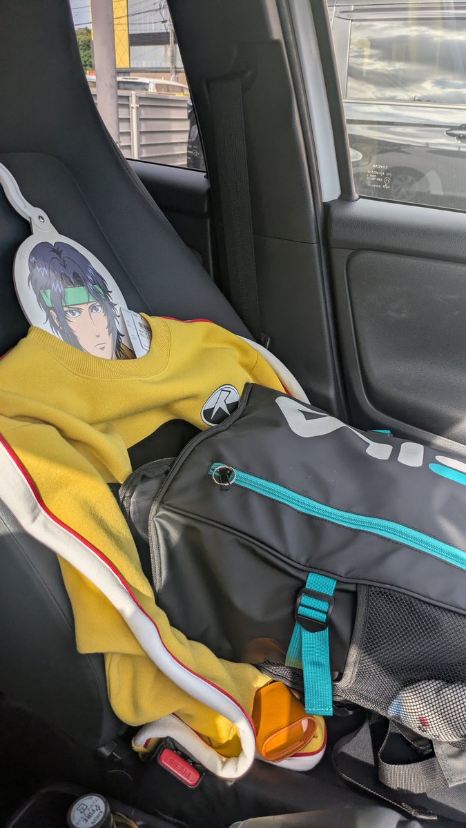 toripy_t's tweet photo. 3週間の福岡出張で気が狂いそうなので隣に座ってもらってる https://t.co/koa1PBrdcy