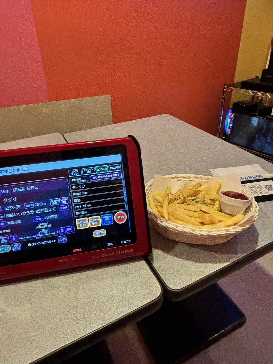 in82164072's tweet photo. カラオケ＆晩御飯🍟🍟

早く帰ってハムちゃんと戯れないと🐹

#日常垢 
#日常垢さんと繋がりたい https://t.co/YTeveUhKKj