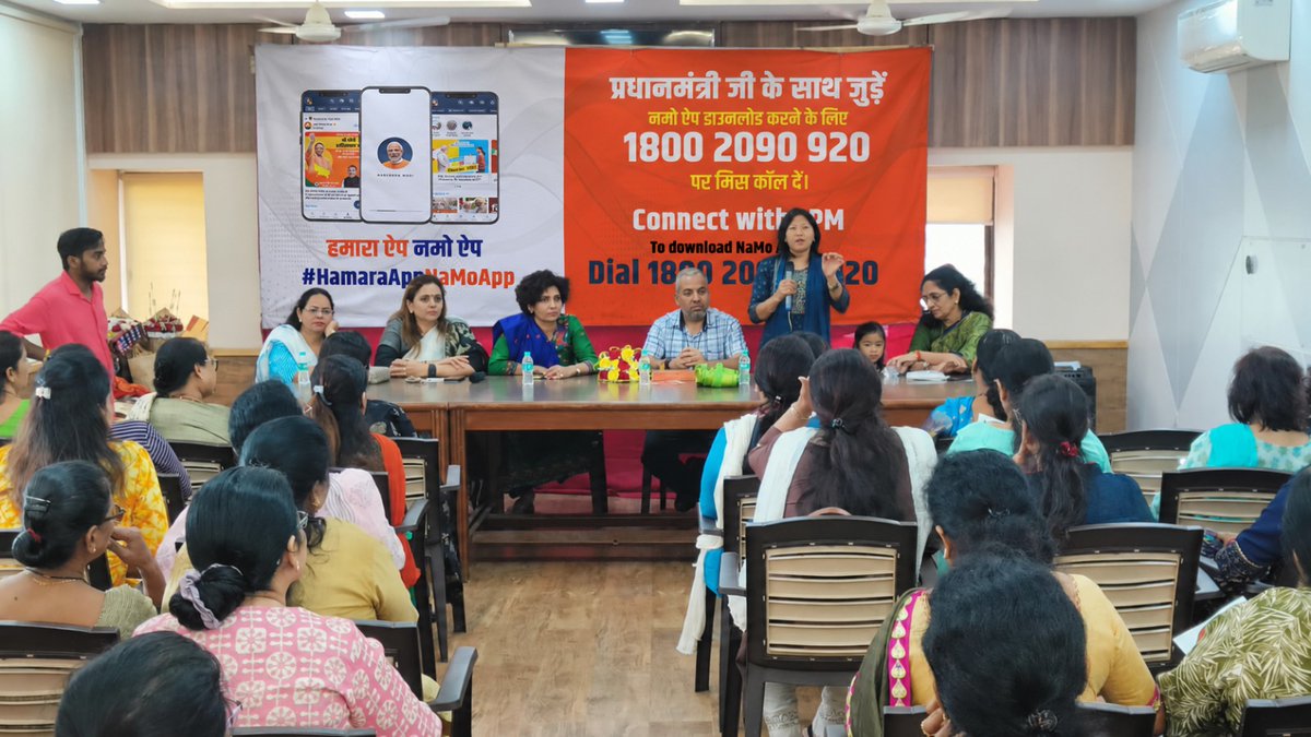 Arv_ind_sharma's tweet photo. नारी शक्ति की डिजिटल भागीदारी, जागरूक समाज की दिशा में एक कदम है। 📱

NaMo App workshop में महिलाओं ने ऐप के अलग-अलग सेक्शन देखे और योजनाओं व पहलों से जुड़ी जानकारी खोजने का अभ्यास किया। सवाल पूछने और सीखने का उनका उत्साह इस सत्र की सबसे खास बात रहा। 🇮🇳

#HamaraAppNaMoApp
@chetanaupadhya2 @BJP4Mumbai @BJP4Maharashtra
@PMOIndia @NitinNabin @sunilbansalbjp @blsanthosh @BJP4India @AmitShah
#NaMoApp #NariShakti