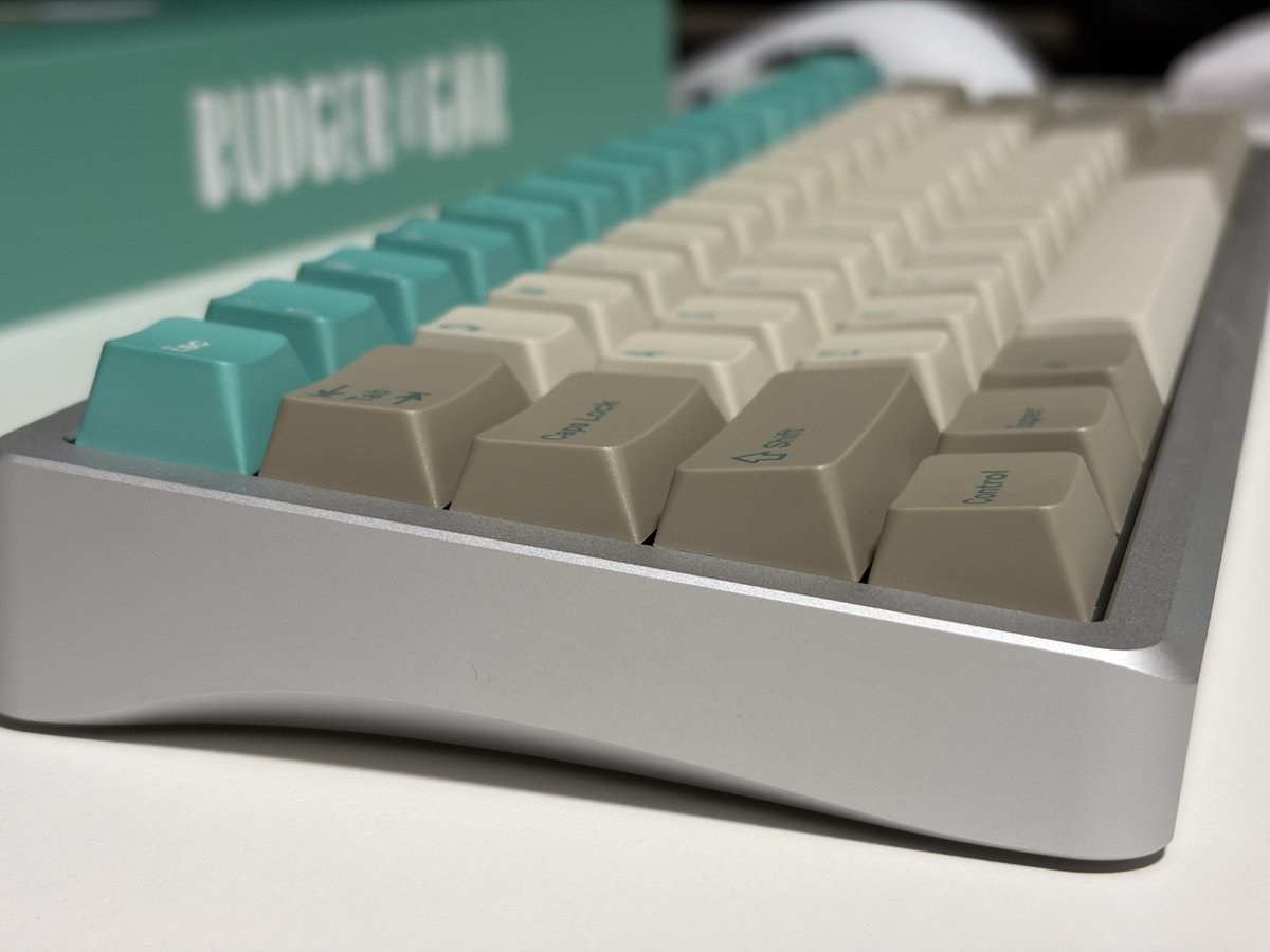 GLASSPADMAN's tweet photo. my new keyboard🦜

pcb:Wooting 60HE v2
case:GEONWORKS Frog Mini Leggera T Silver
switches:WS Flux Heart of the Ocean
plate:Aluminum
stabs:Typeplus x YIKB 
keycaps:PBTfans Budgerigar https://t.co/QE7iiFHqIa