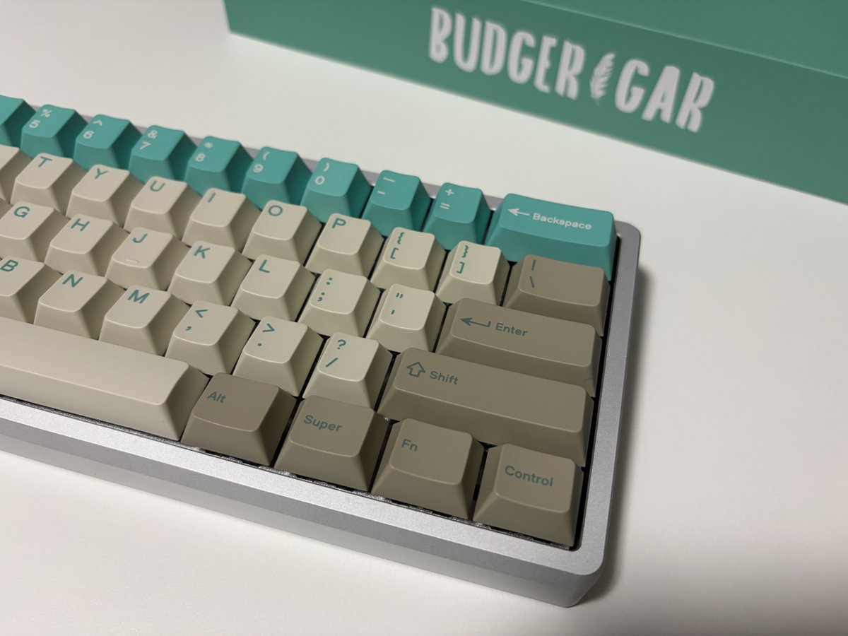 GLASSPADMAN's tweet photo. my new keyboard🦜

pcb:Wooting 60HE v2
case:GEONWORKS Frog Mini Leggera T Silver
switches:WS Flux Heart of the Ocean
plate:Aluminum
stabs:Typeplus x YIKB 
keycaps:PBTfans Budgerigar https://t.co/QE7iiFHqIa