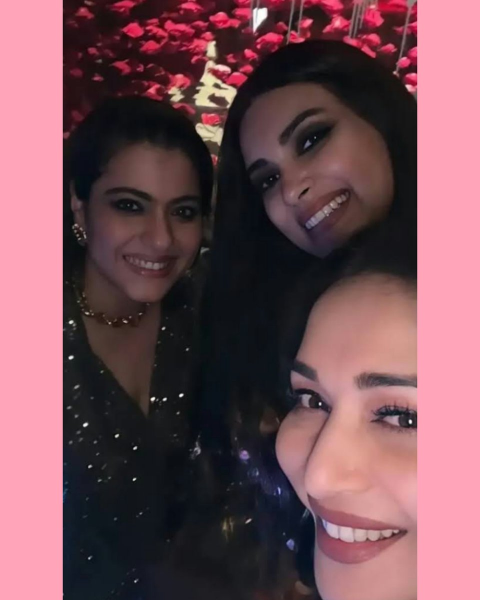 NatureN12416793's tweet photo. An old photo of Kajol at Karan Johar's birthday party. Madhuri Dixit also appears in the photo!🎉🎁🎂💞 @itsKajolD
#KaranJohar #Kajol #MadhuriDixit #bollywoodactress #Beauty https://t.co/Ed2gYaf6s4