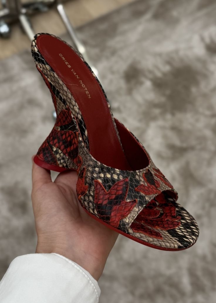 s0nofzion's tweet photo. the heel architecture on these dries mules https://t.co/isUc7GiilM