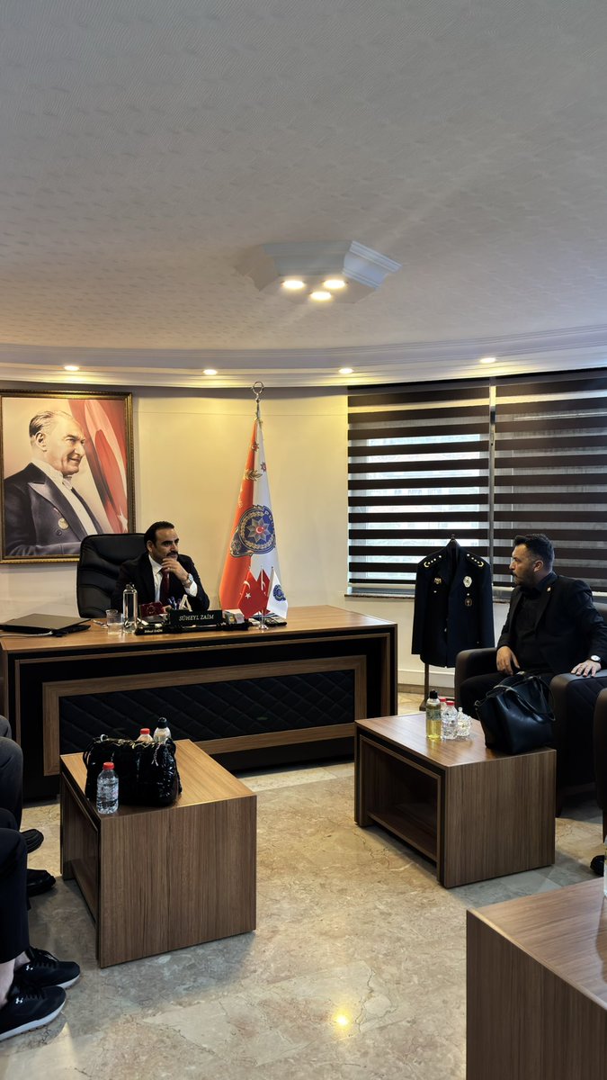 chpkeciorenn's tweet photo. CHP Keçiören ilçe Başkanımız Sn.Sadık Erkmen, Kadın Kolları Başkanımız Sn.Ayfer Şepik, Gençlik Kolları Başkanımız Sn.Uygar Çınar, Belediye Meclis Üyemiz Sn. Aysel Kalyon ve Yönetim Kurulu Üyelerimiz ile birlikte Keçiören İlçe Emniyet Müdürü
Sn. Süheyl Zaim'i ziyarette bulunduk.

Sayın müdürümüze göstermiş olduğu nezaket ve konukseverlik için teşekkür ederiz.

@herkesicinCHP @ankarachpil @keciorenchp @chpkeciorengenc 
@sadikerkmen 

#chp #chpgenclikkollari #keçiören