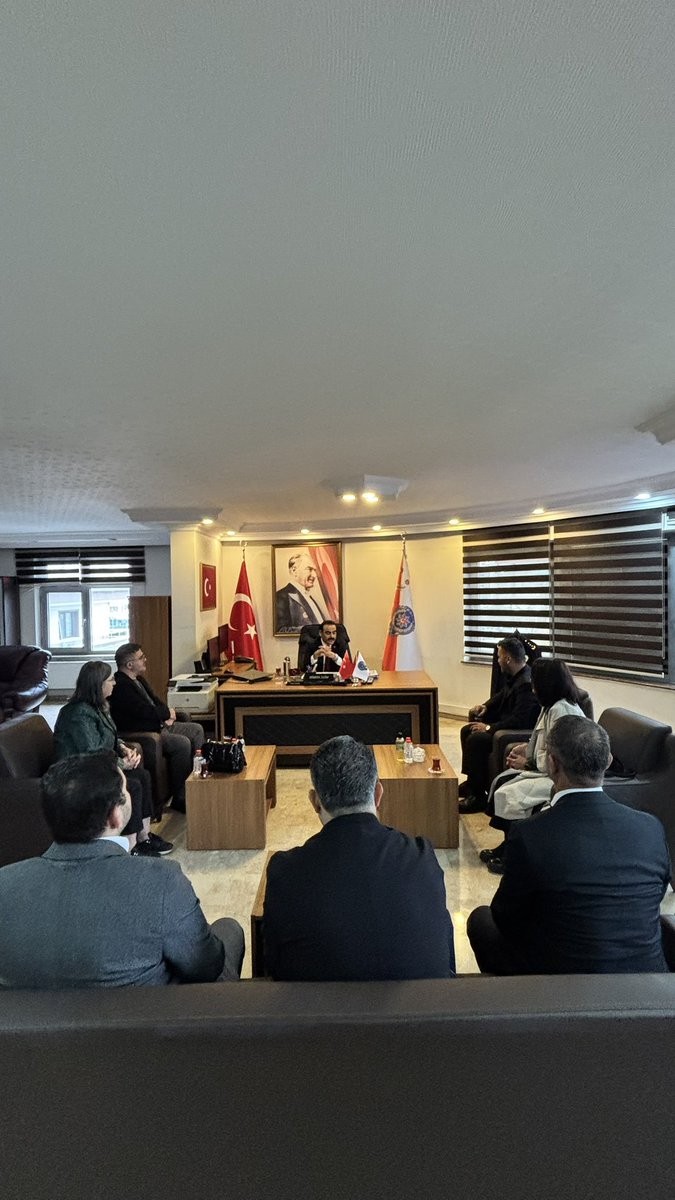 chpkeciorenn's tweet photo. CHP Keçiören ilçe Başkanımız Sn.Sadık Erkmen, Kadın Kolları Başkanımız Sn.Ayfer Şepik, Gençlik Kolları Başkanımız Sn.Uygar Çınar, Belediye Meclis Üyemiz Sn. Aysel Kalyon ve Yönetim Kurulu Üyelerimiz ile birlikte Keçiören İlçe Emniyet Müdürü
Sn. Süheyl Zaim'i ziyarette bulunduk.

Sayın müdürümüze göstermiş olduğu nezaket ve konukseverlik için teşekkür ederiz.

@herkesicinCHP @ankarachpil @keciorenchp @chpkeciorengenc 
@sadikerkmen 

#chp #chpgenclikkollari #keçiören