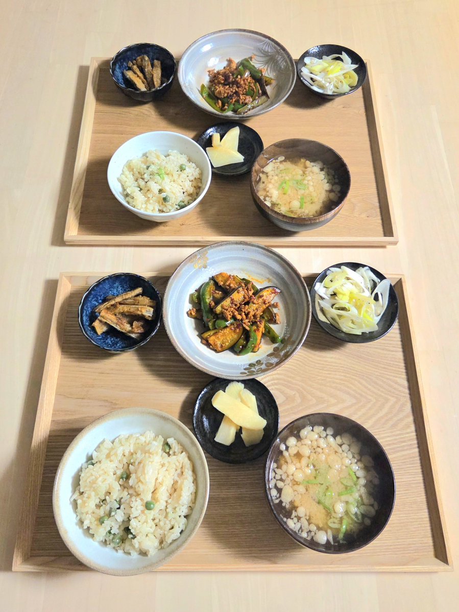 MeeHitsujiMan's tweet photo. こんばんは✨️

今夜は豆ご飯、茗荷の味噌汁、
挽き肉茄子ピーマン炒め、
ネギスライスのゴマ油あえetc.

息子と先に食べました
茗荷の味噌汁が好評
そして、
口の中がネギになってます🤣

今日も１日お疲れ様でした👍✨️

＃今日の夕食当番 https://t.co/95QRGgtrfy
