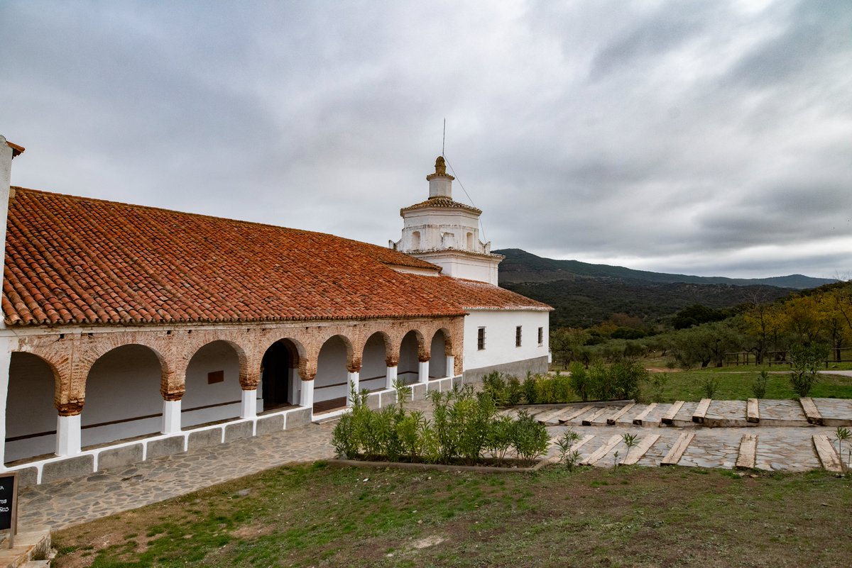 extremadura_tur's tweet photo. 🎨 En mitad del campo, una sorpresa: la ermita de Ntra. Sra. del Ara, en #FuenteDelArco. 

📍 Su interior está cubierto de pinturas y su bóveda reúne 26 escenas del Antiguo Testamento. 

💚 Un rincón para mirar sin prisas. https://t.co/9L4e2n8HQ1