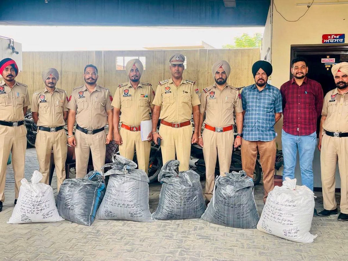PatialaRange's tweet photo. 🚨 ‘ਯੁੱਧ ਨਸ਼ਿਆਂ ਵਿਰੁੱਧ’ ਮੁਹਿੰਮ ਤਹਿਤ ਕਾਰਵਾਈ ਕਰਦਿਆਂ, ਸੰਗਰੂਰ ਪੁਲਿਸ (ਥਾਣਾ ਸਿਟੀ-1 ਸੰਗਰੂਰ) ਵੱਲੋਂ 02 ਕਾਰਾਂ ਵਿੱਚੋਂ 110 ਕਿਲੋ ਭੁੱਕੀ ਚੂਰਾ ਪੋਸਤ ਬਰਾਮਦ ਕਰਕੇ 02 ਵਿਅਕਤੀਆਂ ਨੂੰ ਗ੍ਰਿਫ਼ਤਾਰ ਕੀਤਾ ਗਿਆ।
#ActionAgainstDrugs https://t.co/Ltkq7d1nEH