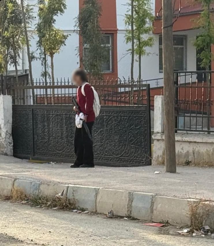 a_imamoglu_'s tweet photo. Daha Manisa Turgutlu’daki okul saldırısının artçı sarsıntıları sürerken dün de Van’da 7.sınıf kız öğrencisi okula pompalı tüfekle geldi… 

Eğitim araç gereçleriyle okula gelmesi gereken öğrenciler artık şiddet araç gereçleriyle okulun yolunu tutuyor…

Eğitiminden sosyal hayata, siyasetinden ekonomiye; toplumsal bir savrulma ve çöküş yaşadığımız herkesin kanıksadığı bir hakikat…

Çok şeyler diyesi ve yazası geliyor insanın. Ne var ki tıpkı hüzne gark olan Rasulullah (sav)’in Taif dönüşü Rabbine iltica ettiği gibi biz de iltica ediyoruz. 

Sözlerimizin ve amellerimizin kıyamet gününde Rabbimizin rızasına erişmenin vesilesi olmasını niyaz ediyoruz. 

Allah’ım Sen şahit ol ki! 

Yaşadığımız sorunlara sebep olan Kapitalist laik sistemde çözüm arayışında olmadık. 

Yegane çözümün ve çarenin hayat nizamı olan İslam olduğuna iman ettik. 

Varsın Batı’ya öykünenler; sorunlarımızın çözümünü Kapitalizmin çıkmaz sokaklarında aramaya devam etsinler. 

Sen şahit ol ki Rabbim! 

Bizler, hayatı bütünüyle kuşatan ve insana izzetini yeniden kazandıran İslam nizamının ikamesi için dertlenmeye ve hakikati haykırmaya devam edeceğiz.

Allah’ım bize sebat ver, sabır ver, Senin dininle hakkıyla dertlenebilme iradesi bahşet. Bizi korktuklarımızdan emin, umduklarımıza da nail kıl. (amin)