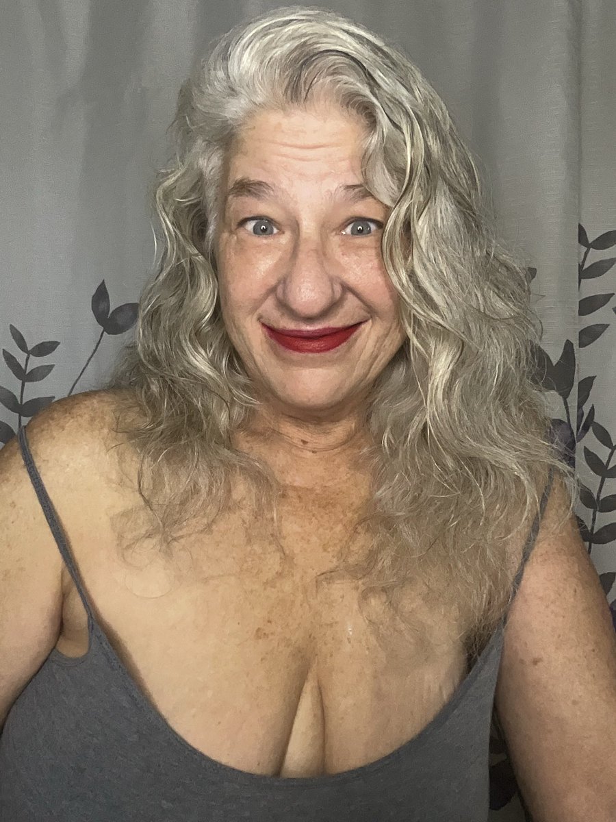 Conniefaye_xo's tweet photo. Would you make me laugh just to see me smile? https://t.co/HhsHFPA3GF