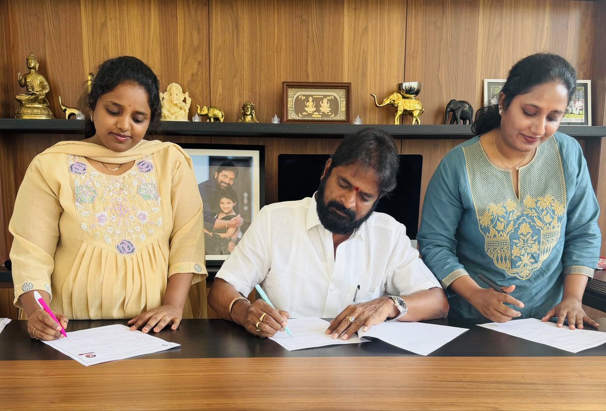 VSrinivasGoud's tweet photo. పట్టభద్రులందరూ గ్రాడ్యుయేట్ ఎమ్మెల్సీ ఓటర్లుగా నమోదు చేసుకోవాలి : మాజీ మంత్రి వి. శ్రీనివాస్ గౌడ్

హైదరాబాద్–రంగారెడ్డి–మహబూబ్‌నగర్ గ్రాడ్యుయేట్ ఎమ్మెల్సీ ఎన్నికల నేపథ్యంలో మాజీ మంత్రి వి శ్రీనివాస్ గౌడ్ గారు తన కుమార్తెలు శ్రీహిత, శ్రీహర్షితలతో కలిసి గ్రాడ్యుయేట్ ఎమ్మెల్సీ ఓటరుగా నమోదు చేసుకున్నారు.

ఈ సందర్భంగా మాజీ మంత్రి వి శ్రీనివాస్ గౌడ్ గారు మాట్లాడుతూ.. 

మహబూబ్ నగర్ నియోజకవర్గం లో అర్హత కలిగిన ప్రతి పట్టభద్రుడు తప్పనిసరిగా గ్రాడ్యుయేట్ ఎమ్మెల్సీ ఓటరుగా నమోదు చేసుకోవాలని పిలుపునిచ్చారు.

ప్రజాస్వామ్యంలో ఓటు హక్కు ఎంతో విలువైనదని, పట్టభద్రులు తమ ఓటు హక్కును వినియోగించుకునేలా ప్రతి ఒక్కరూ ఓటరు నమోదుపై అవగాహన కల్పించాలని కోరారు.