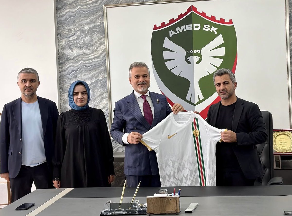 KimNeDiyor_'s tweet photo. Yeniden Refah Partisi Genel Başkan Yardımcısı Suat Kılıç, amedspor SK Kulüp Başkanı Nahit Eren'i ziyaret etti.

Bu ayın başında YRP genel başkanı Erbakan’a amedspora (mesafeli) demiştik👇

#amedspor #yenidenrefahpartisi #YRP https://t.co/zG4tb32diO