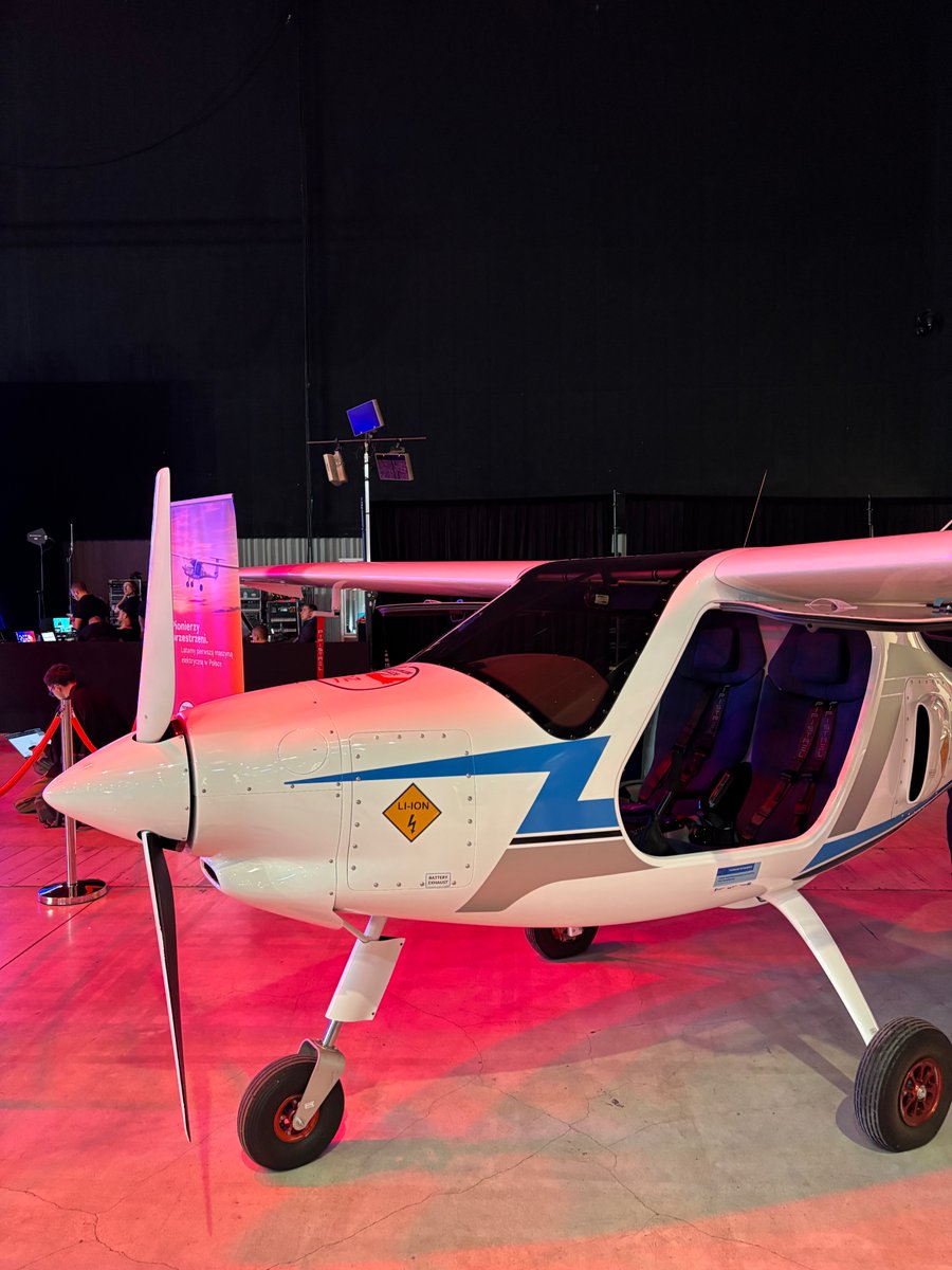 BCUSkyPort's tweet photo. Wracamy do #KNM2026! 

📸 Pani Dyrektor Anna Przybył uczestniczyła w panelu „Połączenia, które budują gospodarkę” oraz przedstawiła prezentację o pierwszym samolocie elektrycznym w polskiej edukacji lotniczej. ✈️⚡

 #BCUSkyPort https://t.co/0d6DhMRtcv