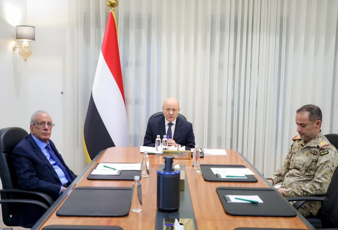 pulse_hadramou's tweet photo. رئيس مجلس القيادة يشيد بكفاءة القوات المسلحة ويوجه بتسريع تنفيذ قراري العودة الآمنة والتعبئة العامة https://t.co/Pu89OqwKO4