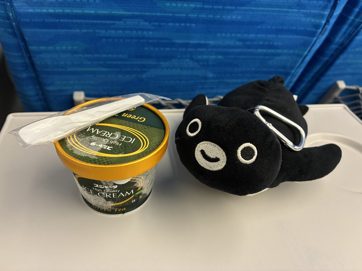 OkonasTeam's tweet photo. 1年ぶりの名古屋での用事が終わり、今帰りの新幹線の中です。
前から食べてみたかったすごい硬いアイスを買って少し柔らかくなったところで頂きました。 https://t.co/z1IYhYcmeH