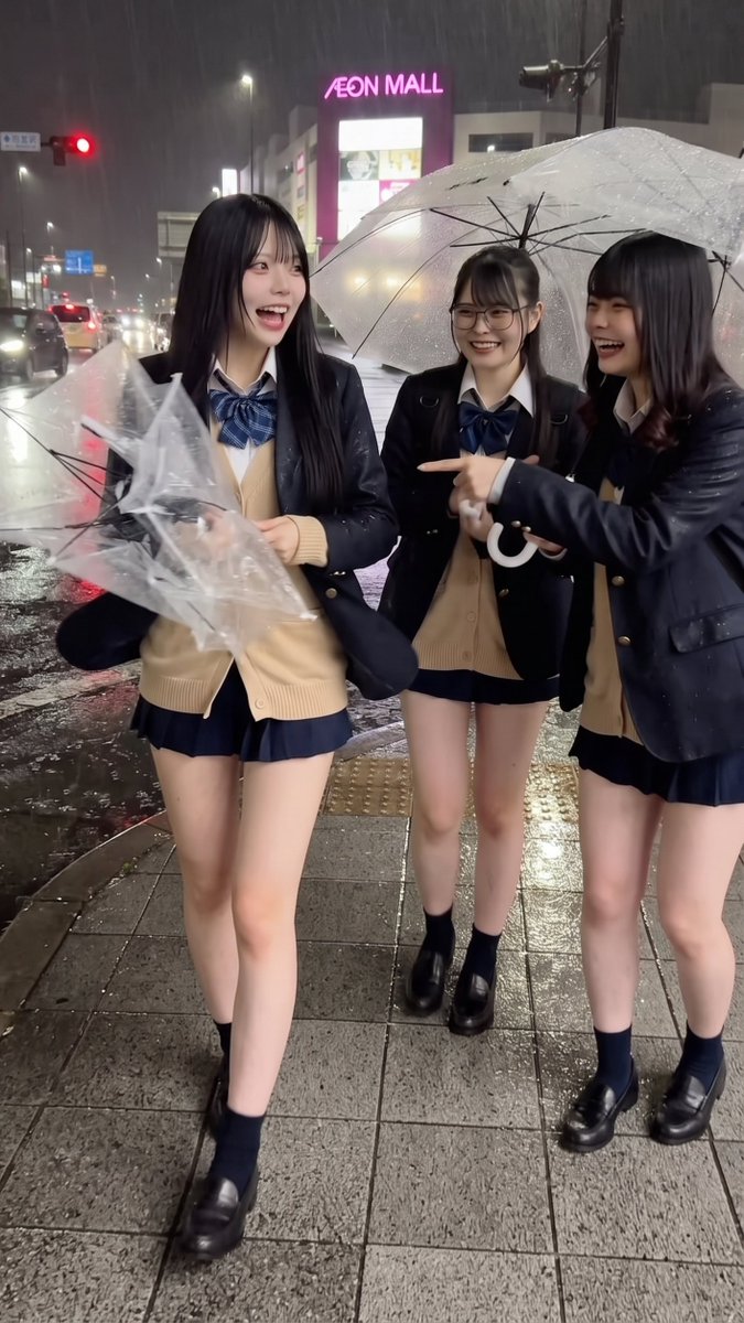 aonoshion's tweet photo. こんばんはー 大雨に注意☔
傘折れちゃったから買いに来たよ
みんなも気を付けて帰ってね🤣 https://t.co/zqcfckWnCD