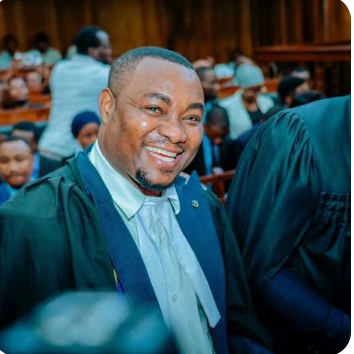 miss___yanga's tweet photo. HUYU KATUGA NI NGULI WA SHERIA 🙌

Uzi🧵

KATUGA: Sisi kwa pamoja tunaiwakilisha Jamhuri.

Mshtakiwa yupo mbele yenu.

Waheshimiwa Majaji, shauri leo limekuja kwa ajili ya kuleta mawasilisho, specific kwa upande wa Jamhuri kuleta mawasilisho.

Upande wa Jamhuri tupo tayari.”

Jaji Ndunguru:
“Mshtakiwa?”

Lissu:
“Waheshimiwa Majaji, nipo tayari.”

Jaji:
“Tuendelee upande wa Mashitaka.”

Nassoro Katuga:
“Naomba kutoa ahadi, Waheshimiwa Majaji, kwamba tutakuwa na mawasiliano ambayo si marefu.

Tuta-focus na shauri lililopo mbele yetu.

Waheshimiwa Majaji, nitaanza tu submission. Naitwa Nassoro Katuga.

Waheshimiwa Majaji, mshtakiwa ameshtakiwa kwa kifungu cha 39(2)(d) cha Kanuni ya Adhabu, Sura ya 16, Urekebu wa Mwaka 2022.

Ambapo, Waheshimiwa Majaji, kuhusiana na taarifa ya shitaka hili, inaelezwa kwamba tarehe 23 Aprili 2025, ndani ya Wilaya ya Kinondoni, Dar es Salaam, mshtakiwa akiwa chini ya utii wa Jamhuri ya Muungano wa Tanzania, alitengeneza nia ya kuchochea umma kuweza kuzuia Uchaguzi Mkuu wa mwaka 2025, kwa nia ya kuitisha Serikali ya Jamhuri ya Muungano wa Tanzania (for the purpose of intimidating the Executive), kwa kudhihirisha nia hiyo kwa kutoa maneno yafuatayo:

‘Wanasema kitu kimoja sahihi hapa, wanasema hivi: Msimamo huu unaashiria uasi, ni kweli, ni kweli kwa sababu tutazuia uchaguzi, hiyo ndiyo namna ya kupata mabadiliko. Kwa hiyo tunaenda kukinukisha, huu uchaguzi tutauvuruga, tutauvuruga kwa sababu tunaenda kukinukisha vibaya sana.’

Haya maneno ndiyo Jamhuri imeleta mbele yenu, mbele ya sheria kuyaangalia.

Kwamba maneno haya ndiyo, Waheshimiwa Majaji, tunatuhumu au kutafsiri in favour of the Republic.

Kwamba mshtakiwa alitoa maneno haya kwa nia ya kuitisha Serikali ili apate mabadiliko, ambayo aliyetafsiri ni ‘mabadiliko’.

Waheshimiwa Majaji, kifungu ambacho nimekirejea cha 39(2), upande wa Jamhuri tulikifanyia research kama Mahakama ilishawahi kuki-test.

Tafiti zilionyesha kwamba Mahakama zetu katika mashauri ya uhaini ni mashauri ambayo yalishitakiwa chini ya kifungu cha 39(a).

Waheshimiwa Majaji, samahani, kama itawapendeza, naomba nimuingize Job Mrema katika kolamu ya upande wa Jamhuri. Alikuwa amepata dharura, sasa amefika.

Katuga: Waheshimiwa Majaji, kwa kuwa tumejiridhisha kwamba haijawahi kutumika katika Mahakama zetu, tuweze sasa kutafsiri hati ya mashitaka pamoja na kifungu kilichotumika cha 39.

Ili kuweza kuona ni vitu gani Mahakama yenu Tukufu ilianza kuangalia ushahidi, basi ni kitu gani upande wa Jamhuri ulipaswa kuthibitisha.

Naomba kwa kuanza kuwaalika katika kifungu cha 39(2)(d) cha Kanuni ya Adhabu.

Kifungu chenyewe kinasema:

‘Mtu yeyote ambaye yupo chini ya utii, awe Tanzania au nje ya Tanzania, atengeneze nia either kufanyika au kusababisha kufanyika au kutengeneza nia ya kuchochea.’

Kwa mujibu wa kifungu cha 135 cha CPA, Sura ya 20, Urekebu wa Mwaka 2023, kinaelezea kwamba mashitaka lazima yawe na maelezo ya kosa la shitaka husika pamoja na maelezo ya shitaka.

Ambayo sheria inasema hayo maelezo lazima yatie information ya jinsi shitaka lilivyofanyika.

Lakini kifungu cha 138(a)(iii) kinaelekeza kwamba technical terms hazitakiwi kutumika.

Inatakiwa itumike ordinary language, lugha ya kawaida.

Kwa hiyo, Waheshimiwa Majaji, mtaona kwa mujibu wa kifungu cha 39(2)(d), kinaelekeza kwamba ili mtu ashitakiwe kwa kosa la uhaini la aina hii:

Kwanza ni lazima awe mtu mwenye utii wa Jamhuri ya Muungano wa Tanzania.

Kwetu ilichukua mshtakiwa ni mtu wa Jamhuri ya Tanzania akiwa Tanzania, tukaacha ‘elsewhere’.

Hati yetu ya mashitaka ikachukua ‘forms an intention to instigate’ — nia ya kuchochea.

Tukaachana na maneno ‘forms’ zingine za ‘intention to defect’.

Ikaachana na ‘intention to persuade’, ‘to counsel’, ‘to...’

‘Intention to instigate the public’ — umma kwa ujumla wake, nitaeleza hapa kwa nini.

Hati ya mashitaka ikaeleza watu wamechochewa kufanya nini.

Mshtakiwa akichochea umma kuzuia Uchaguzi Mkuu wa mwaka 2025 — General Election, Waheshimiwa.

Waheshimiwa Majaji, hati yetu ya mashitaka imeachana na neno ‘deed’, ikachukua neno ‘for the purpose of intimidating the Executive’.

Na hapa ikaachana na maneno ‘intimidating Legislature’ na ikachukua ‘intimidating the Executive’.

Ukiendelea na hati ya mashitaka, ile nia ya mshtakiwa kudhihirisha nia yake...