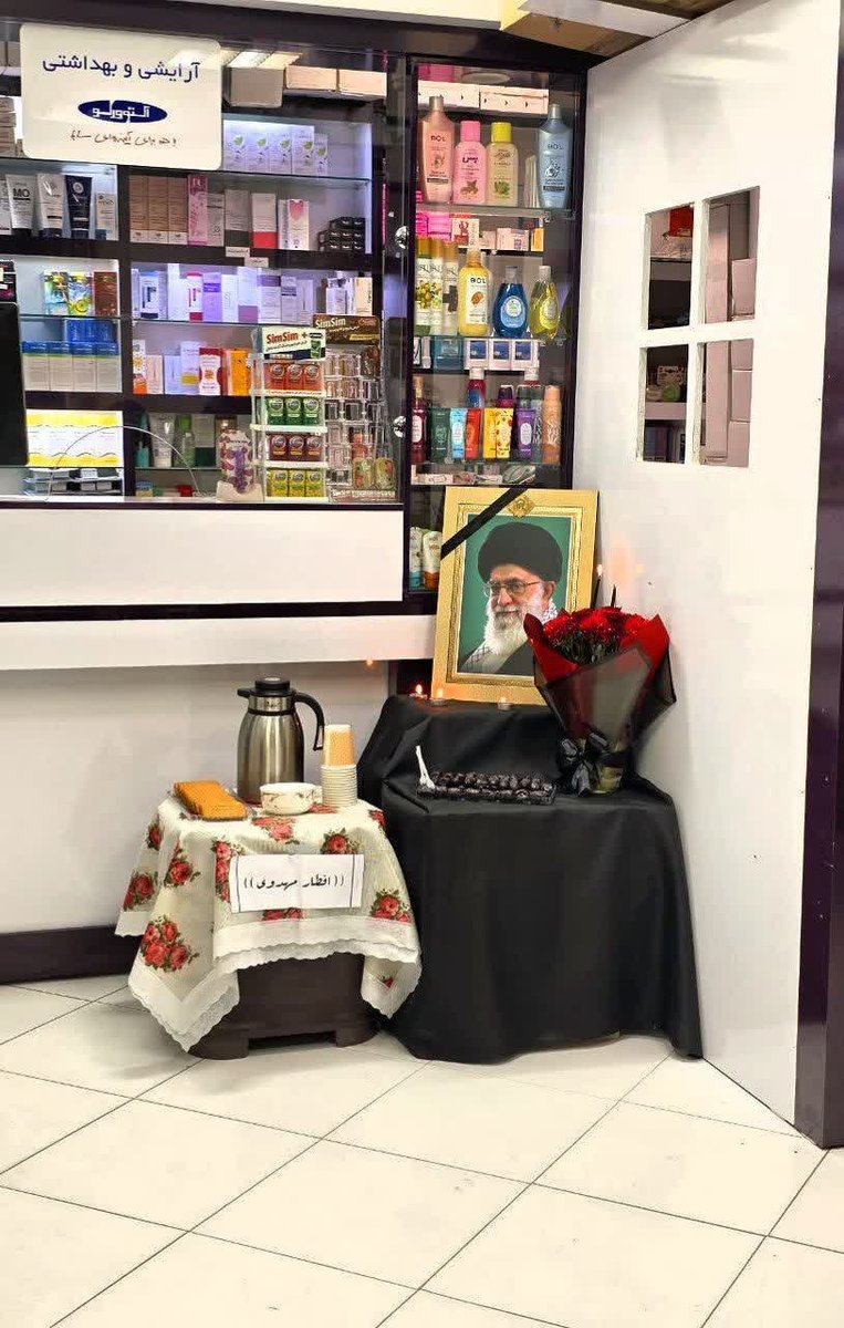 sharikhovr's tweet photo. زیباترین اقدام یک داروخانه
پیوند زدن نشان کوچک ارادت به رهبر شهيد
با رسالت بزرگ التیام https://t.co/TBUnZj0tL9