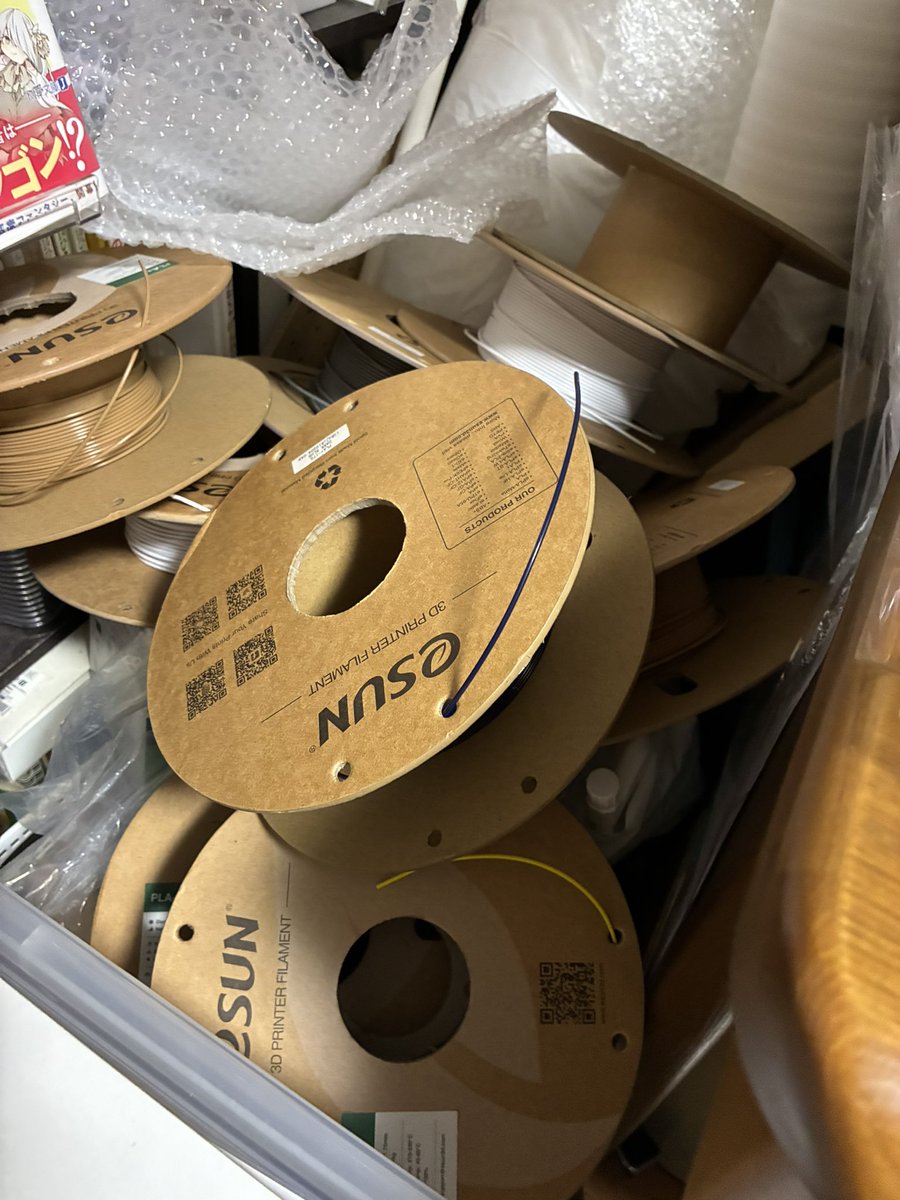 niboshi_y's tweet photo. 収納ボックスに入り切らないフィラメントが山のようになってた
2ヶ月で使いすぎたし買いすぎた https://t.co/SeOEHC1swA