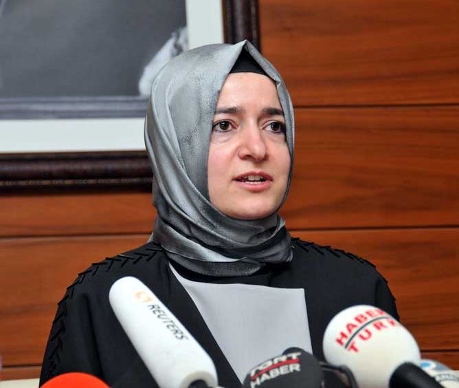 HaberReport's tweet photo. #SONDAKİKA Ekonomim Gazetesi'nin haberine göre fon soruşturması kapsamında gündem olan Fatma Betül Sayan Kaya ile eşi İlyas Kaya'nın, Özata Denizcilik hisselerindeki işlemlerden elde ettikleri öne sürülen yaklaşık 2,2 milyar lirayı iade ettiği belirtildi. 

- Söz konusu tutar, Hazine ve Maliye Bakanlığı tarafından bildirilen hesaba aktarıldı.