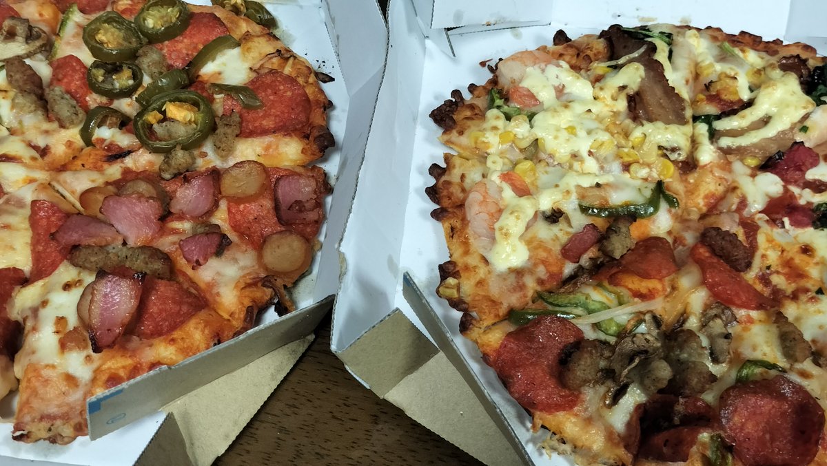 IMP20231108's tweet photo. 今夜はドミノ・ピザをテイクアウト🍕
辛いのが食べたくてハラピニオの乗ってるのを頼んだら本気で辛かった🔥
お持ち帰りの時間ばっかり気にしてたら職場に上着忘れて、更に交通安全週間のリボンつけたままピザ取りに行ってた😅
帰り道、寒いと思ったんだ。 https://t.co/I49gXk1HWl