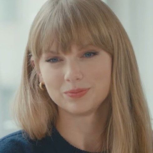 kvjcxzr's tweet photo. WAIT (the second one is from the variety 2022 last time when she was seen with j*e) https://t.co/T7XYLI174P