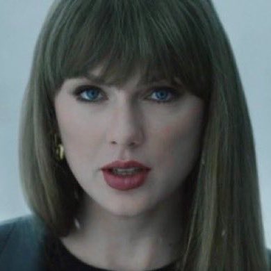 kvjcxzr's tweet photo. WAIT (the second one is from the variety 2022 last time when she was seen with j*e) https://t.co/T7XYLI174P