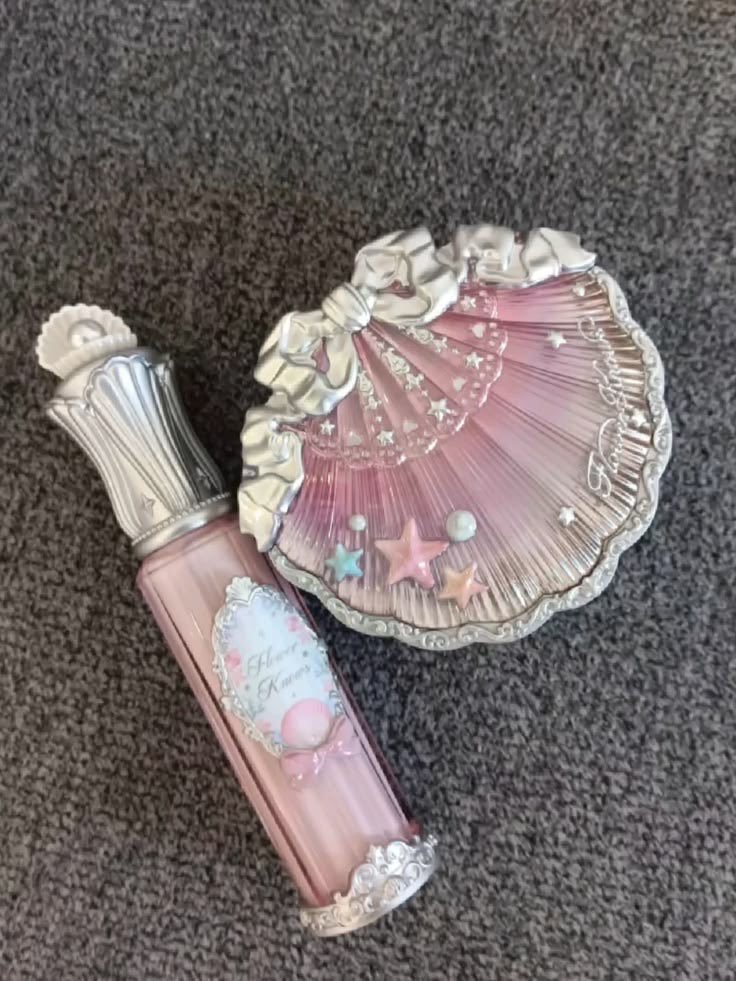 sophiaevaa_'s tweet photo. Cute seashell makeup set
Blue or pink ? https://t.co/qoNl6Cnnv6