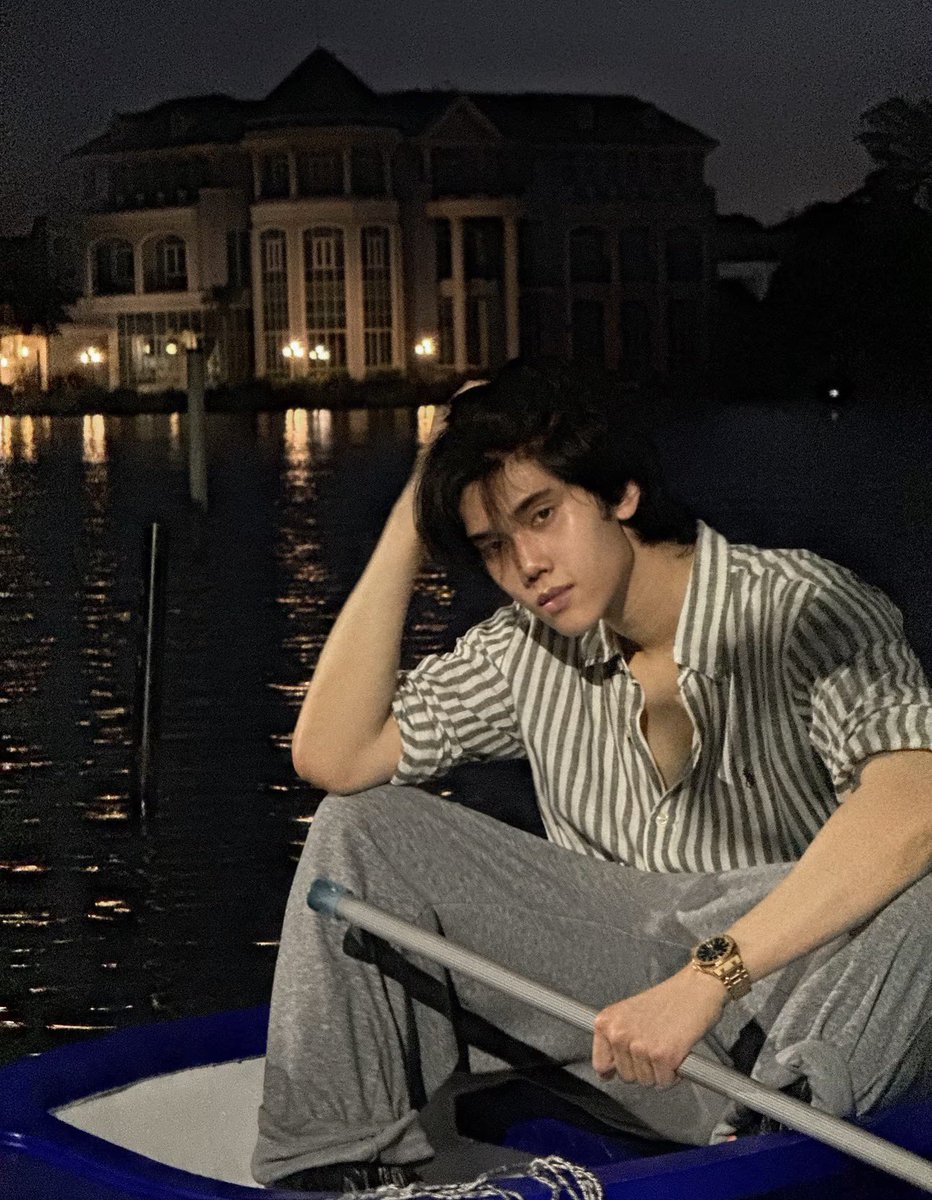 surviving_TT's tweet photo. IM CTFUUUUSKSKSHSKSK

he s making the floods look like he s rowing thru venice 😭😭😭😭😭 https://t.co/zHsHj2aZLt