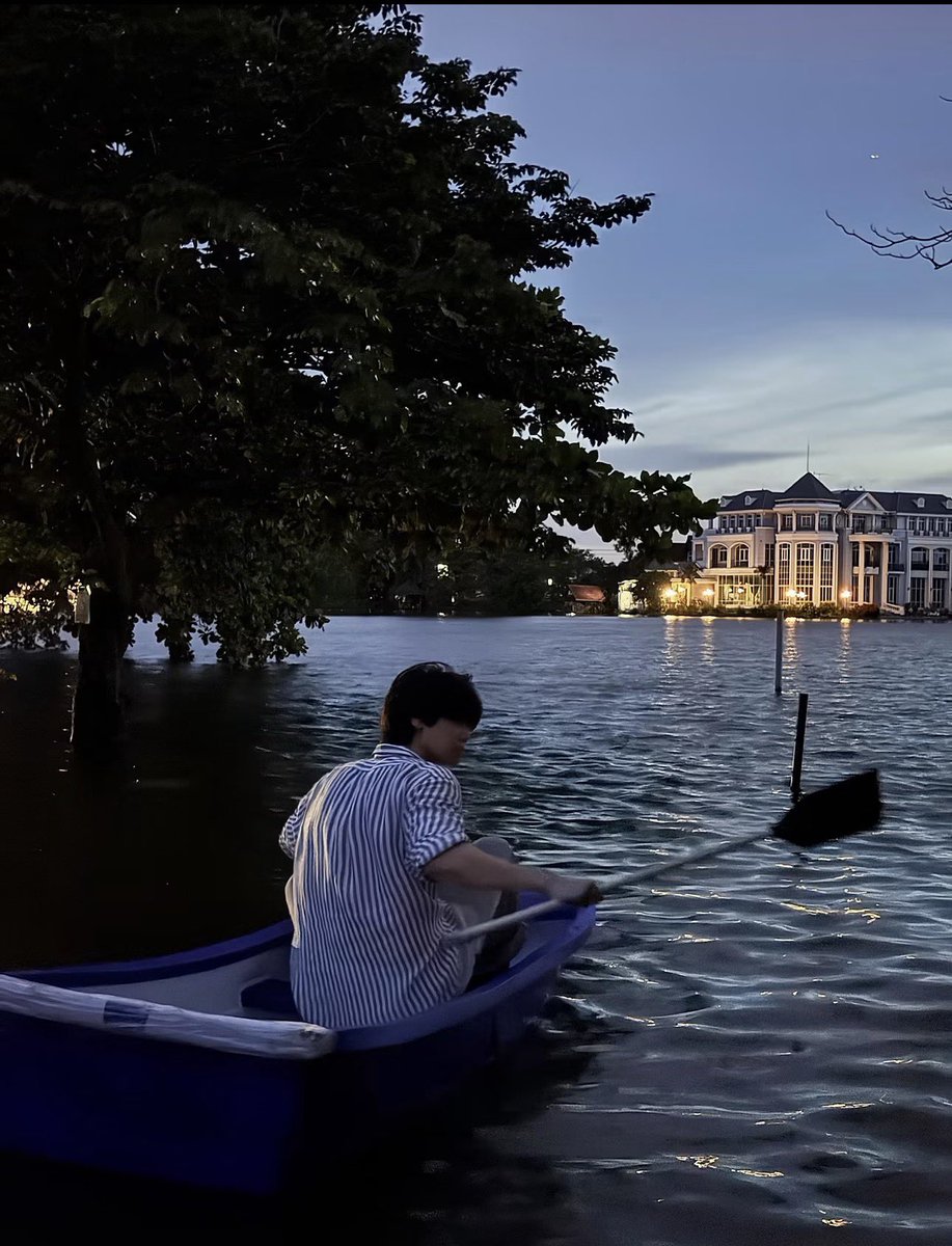 surviving_TT's tweet photo. IM CTFUUUUSKSKSHSKSK

he s making the floods look like he s rowing thru venice 😭😭😭😭😭 https://t.co/zHsHj2aZLt