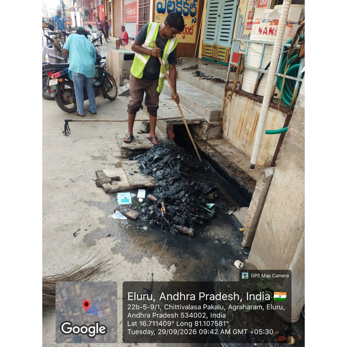 elurumc's tweet photo. ✨Eluru Municipal Corporation✨
Dedicated sanitation staff of Eluru Municipal Corporation conducting a thorough sanitation drive across Circles 5th, 7th, 10th, 12th, &amp; 14th under the Swachhata Hi Seva program.
#SwachhataHiSeva2026 
#SwachhBharat 
#SHS2026
#Swachhotsav https://t.co/jdCZIBjVYY