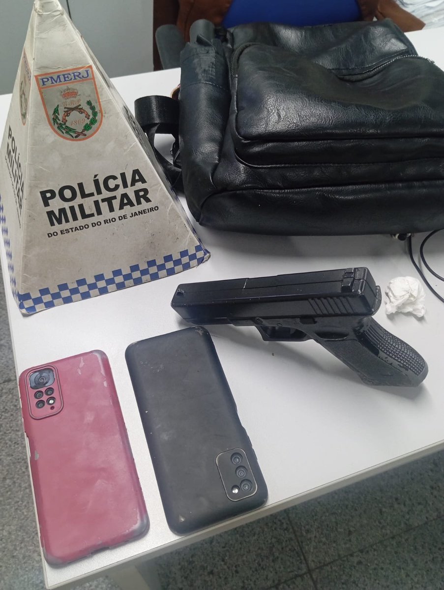 PMERJ's tweet photo. Policiais do #8BPM prenderam um homem e apreenderam um adolescente após roubo a pedestre, no Centro de Campos dos Goytacazes. Um simulacro de pistola, mochila, documento e uma motocicleta foram recuperados. A vítima reconheceu o adolescente como autor do crime. https://t.co/ZYJFt30M8a