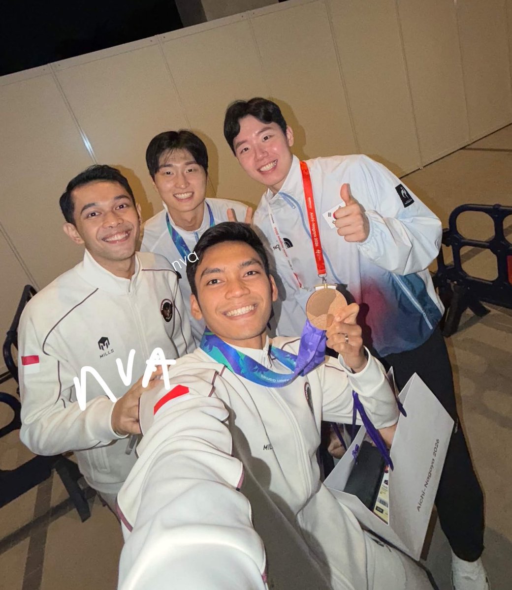 piaajy's tweet photo. wr 1 🤝 wr 2, merayakan 🥇🥈❎
wr 1 🤝 wr 2 merayakan 🥉🥉✅

closingan wr2, ternyata fifa lengser dari wr2 setelah kalah dr liang/wang di SF🥹 https://t.co/Do3NKotWTf