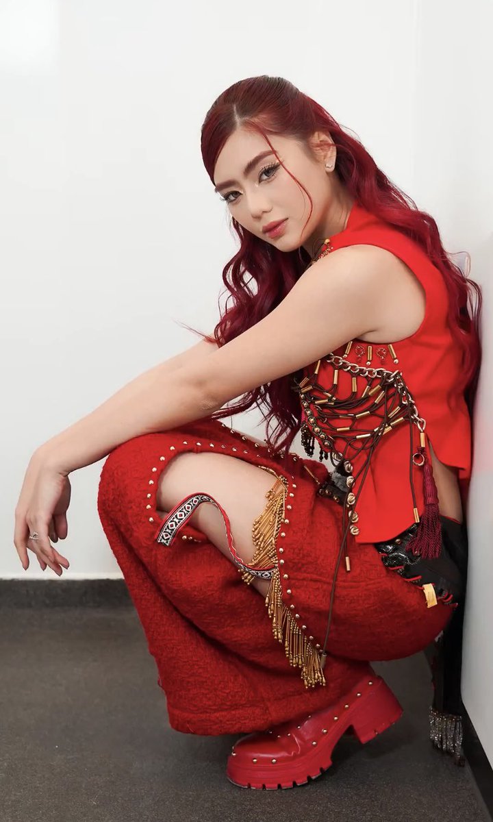 mikhzahra's tweet photo. red really is HER color https://t.co/6oHzzaQBLf