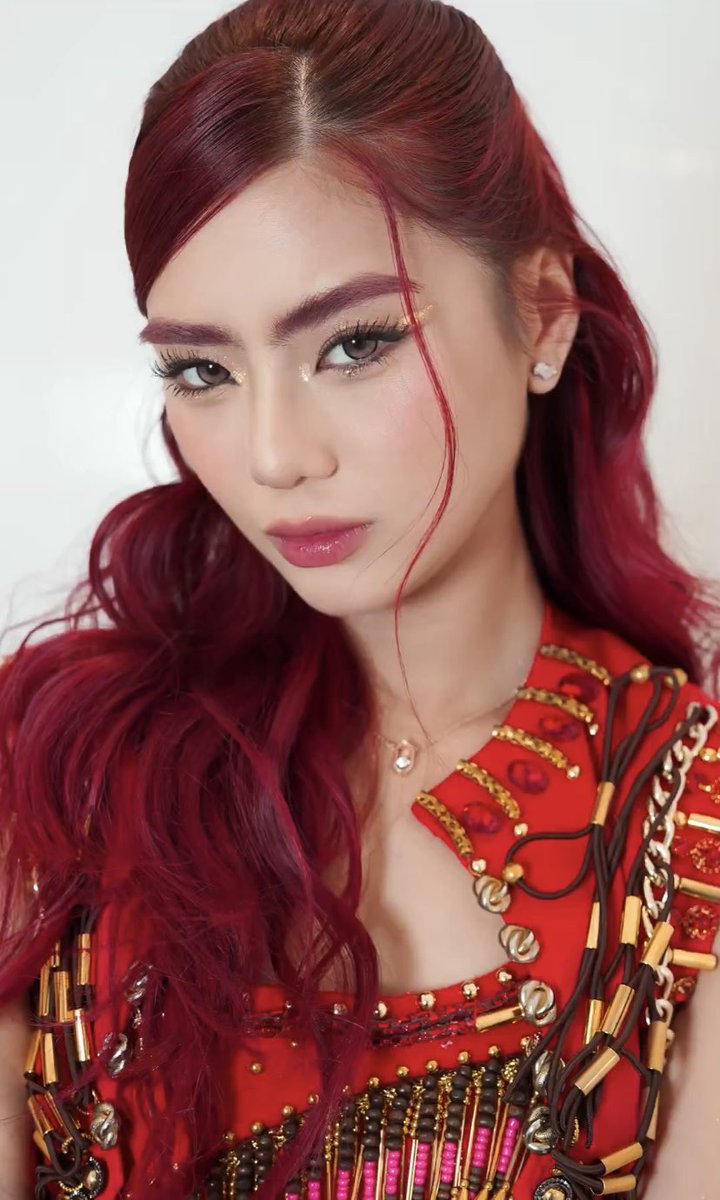 mikhzahra's tweet photo. red really is HER color https://t.co/6oHzzaQBLf