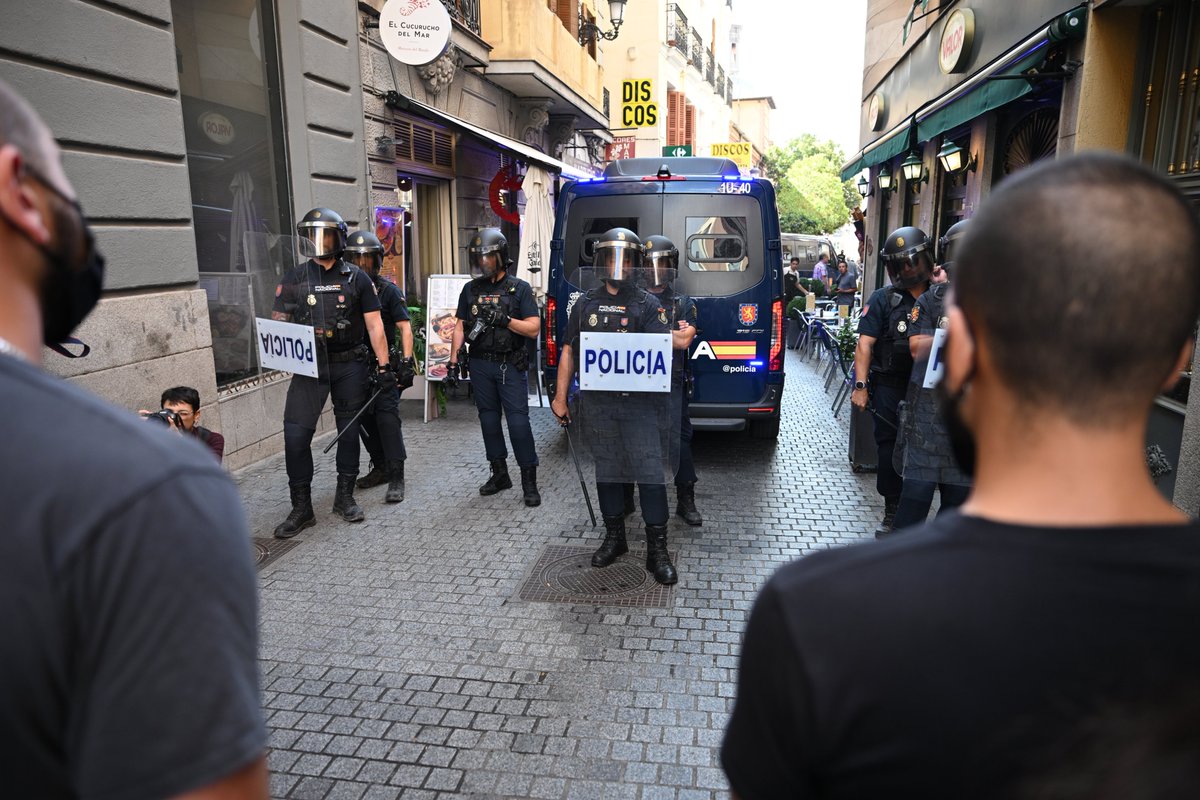 DaniGagoPhoto's tweet photo. Ahora mismo, 12:30, desahucio cerca de Sol, en la calle Navas de Tolosa 5, de una mujer de de 65 años con cancer. https://t.co/2gPNddUOV8