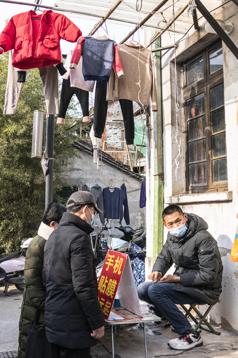 k_lindse_17_643's tweet photo. This waterfront port street has a hidden tea stall, witnessed a tiny battle of snack stalls, and the sunshine evenly dries the laundry on the balcony. https://t.co/8rE6gS9BQB