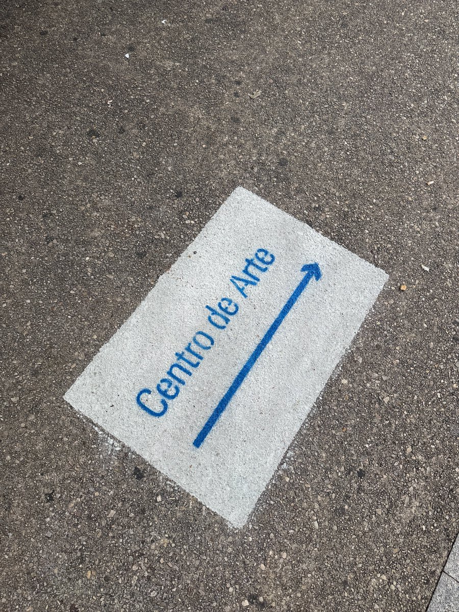 LABoral's tweet photo. ¡Nuevo camino para llegar a LABoral! 🚶‍♀️✨

En LABoral Centro de Arte hemos instalado una nueva señalética exterior que conecta @LaboralCdlC con la entrada del Centro de Arte, facilitando el recorrido hasta nuestros espacios. 👀👏🏽 https://t.co/3iZbvuutCa