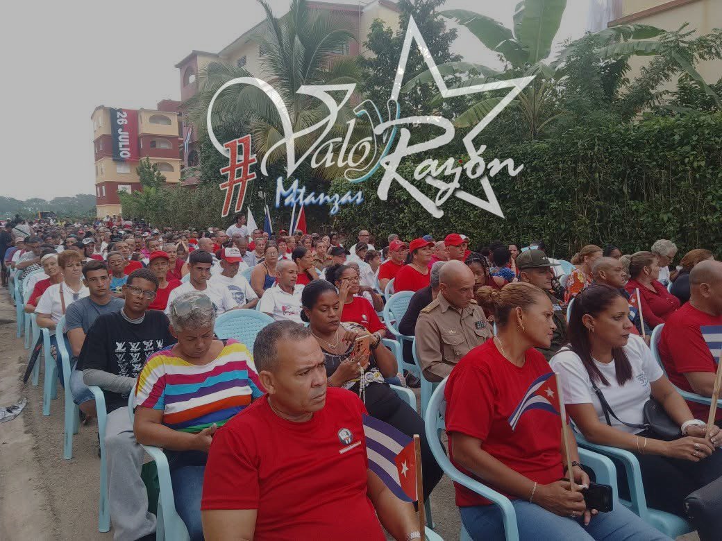 ValorRazon's tweet photo. Matanzas acoge el acto nacional por el 66 aniversario de los CDR .
Recibe el hispital militar el premio del barrio. 
#DesdeElBarrioConFidel 
#ValorYRazón 
#MatancerosEnVictoria https://t.co/QUjg5X9qPJ