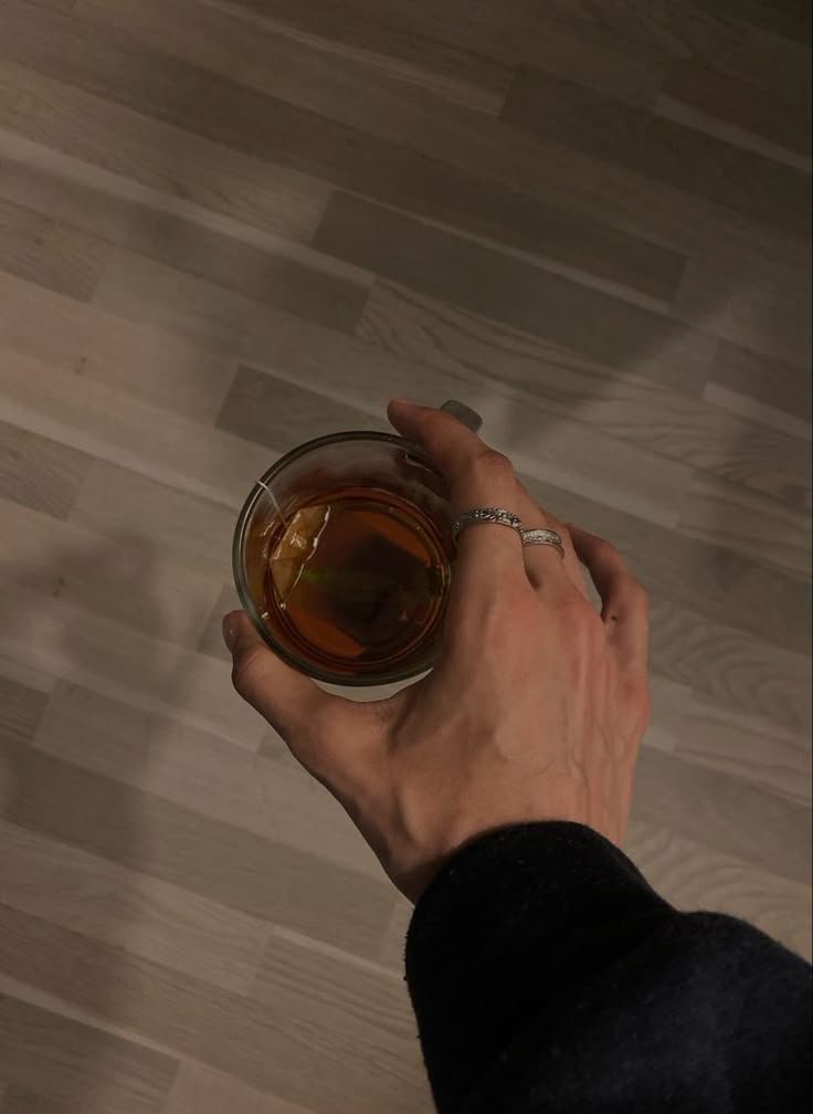 famehaze's tweet photo. 𝗶𝗠𝗲𝘀𝘀 : Lil(y) 

~ Lily, sorry baru bales. Kemaren di studio rasa kulkas, kurang lancar sinyalnya. 
~ Ini tehnya dah dinikmati. 
~ 𝘴𝘦𝘯𝘵 𝘺𝘰𝘶 𝘢 𝘱𝘩𝘰𝘵𝘰
~ Langsung puter arah pileknya dari lobang idung. Terima kasih klinik tongfang. https://t.co/amoruKfdnR