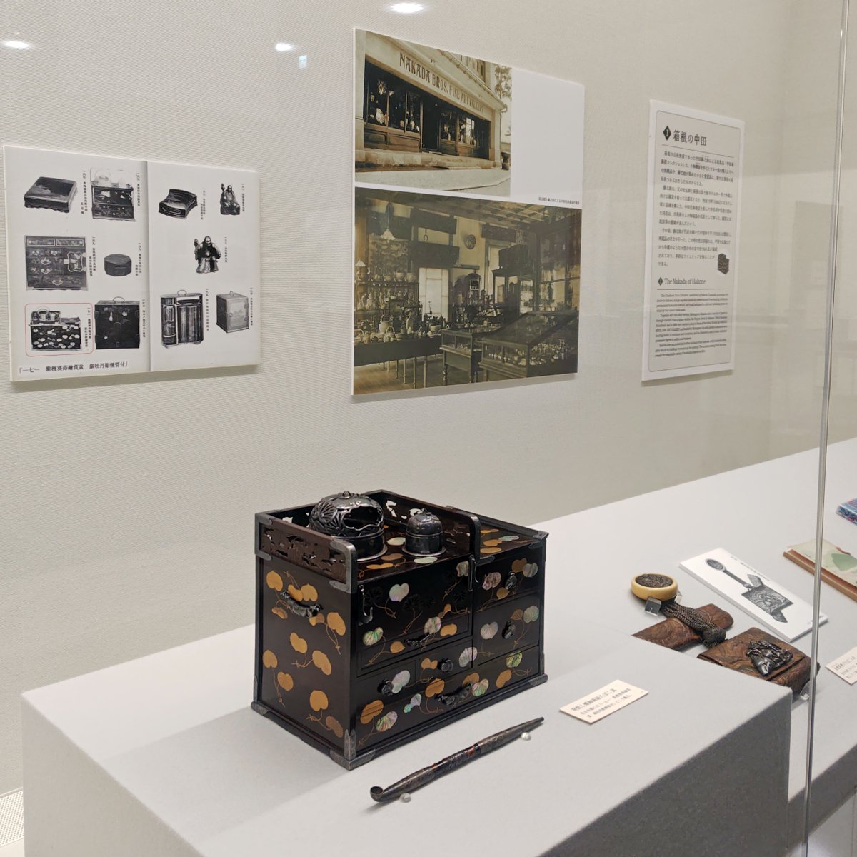 tabashio_museum's tweet photo. 本展のタイトルにもある「二人の中田」。その一人、中田藤之助は箱根の古美術商でしたが、昭和の初めに店を畳みます。その際に行った所蔵品売立の目録には、現在当館が収蔵するたばこ盆やたばこ入れが載っています。新収蔵のミニチュアと合わせ、藤之助とご縁があったことを示す資料もぜひご覧下さい✨ https://t.co/OnohDcwccv