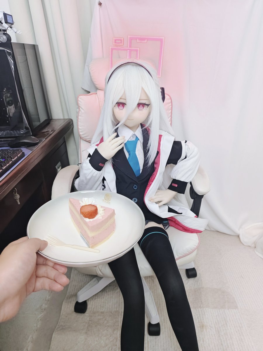 shuai9089578723's tweet photo. ケーキ？ 私に？……いや、まずその『ケイちゃん』呼び、やめてください。私は子供じゃないんですけど。それに、先生が突然こんなことをする時は、だいたい何か面倒事を押し付ける前触れです。データ的に見ても、その確率は極めて高い。
#ブルーアーカイブ 
#天童ケイ
#kei
#aotume https://t.co/DvZBCSpzog