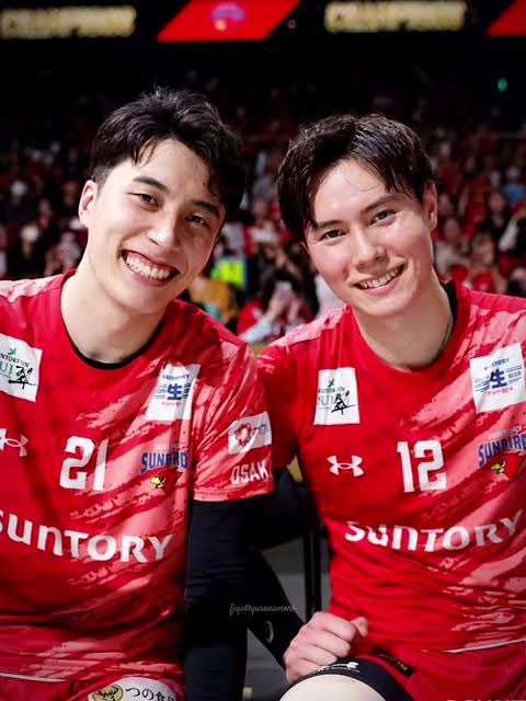 _elitedovolei's tweet photo. RUI TAKAHASHI SE ASSUMIU GAY 🏳️‍🌈

Em um caso raro no esporte japonês, jogador de vôlei revelou publicamente sua sexualidade e contou como o irmão e estrela da seleção nacional Ran Takahashi o ajudou no processo de autoaceitação. https://t.co/ZnOQlTNVl2
