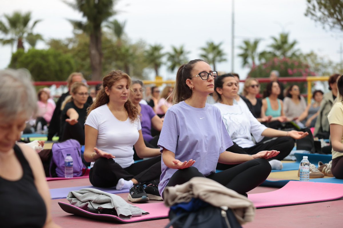 KonakBel's tweet photo. Konak'ta sabahın huzurunu hareketin enerjisiyle buluşturduk. 🧘‍♀️✨

Denizatı Parkı’nda gerçekleştirdiğimiz “Genç Ruh, Mutlu Beden” etkinliğimizde matını alıp gelen komşularımızla bir aradaydık. Aerodans, pilates ve yoga yaparak bedenimizi hareket ettirdik, güne hep birlikte keyifle ve yüksek bir enerjiyle başladık.

Bu güzel etkinlikte bizlerle birlikte olan Fitizm Yoga Stüdyosu Eğitmeni Didem Karavelli'ye ve tüm katılımcılarımıza teşekkür ediyoruz.