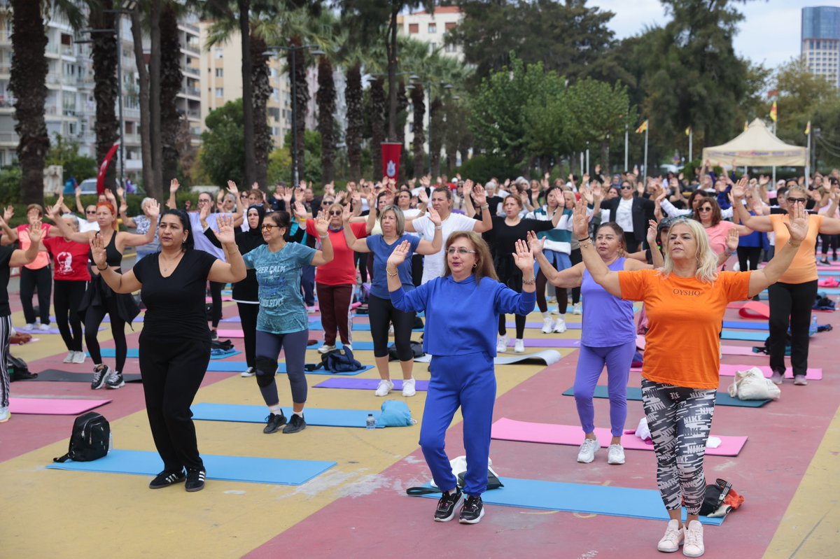 KonakBel's tweet photo. Konak'ta sabahın huzurunu hareketin enerjisiyle buluşturduk. 🧘‍♀️✨

Denizatı Parkı’nda gerçekleştirdiğimiz “Genç Ruh, Mutlu Beden” etkinliğimizde matını alıp gelen komşularımızla bir aradaydık. Aerodans, pilates ve yoga yaparak bedenimizi hareket ettirdik, güne hep birlikte keyifle ve yüksek bir enerjiyle başladık.

Bu güzel etkinlikte bizlerle birlikte olan Fitizm Yoga Stüdyosu Eğitmeni Didem Karavelli'ye ve tüm katılımcılarımıza teşekkür ediyoruz.