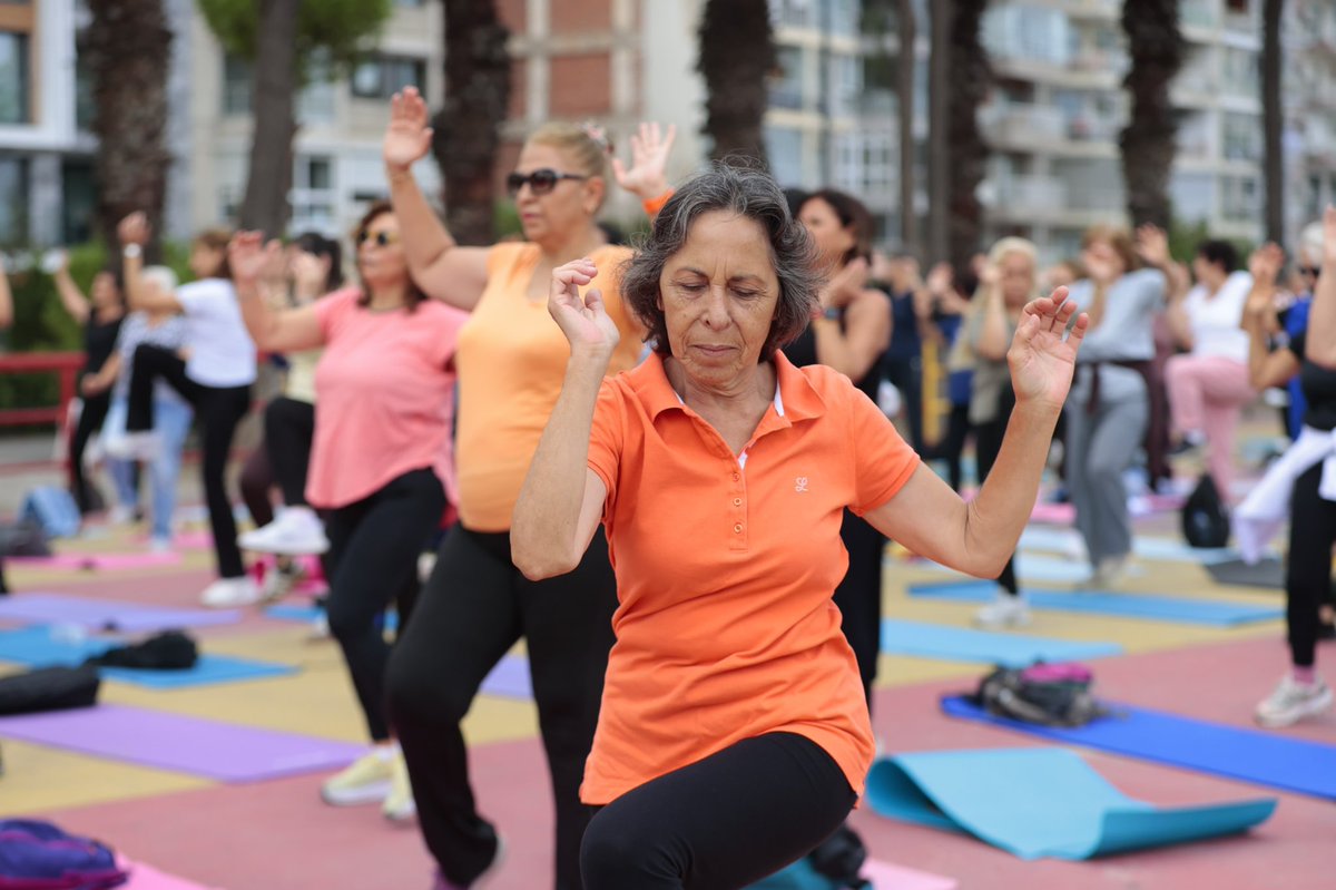 KonakBel's tweet photo. Konak'ta sabahın huzurunu hareketin enerjisiyle buluşturduk. 🧘‍♀️✨

Denizatı Parkı’nda gerçekleştirdiğimiz “Genç Ruh, Mutlu Beden” etkinliğimizde matını alıp gelen komşularımızla bir aradaydık. Aerodans, pilates ve yoga yaparak bedenimizi hareket ettirdik, güne hep birlikte keyifle ve yüksek bir enerjiyle başladık.

Bu güzel etkinlikte bizlerle birlikte olan Fitizm Yoga Stüdyosu Eğitmeni Didem Karavelli'ye ve tüm katılımcılarımıza teşekkür ediyoruz.