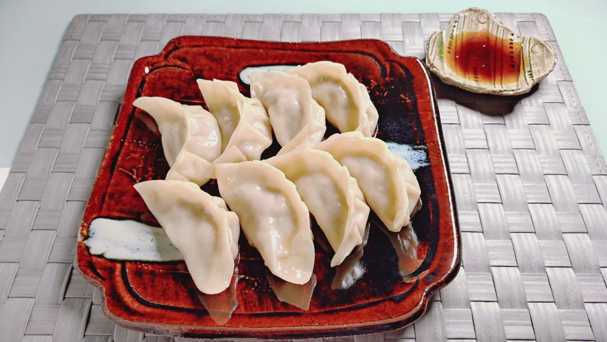 AmenoPrincess's tweet photo. 天気痛がひどくて泣きそうです(｡･ω･｡)
・宇都宮餃子
・茄子とパプリカの炒め煮
・蒸し鶏と中華クラゲの和え物
#夕食 #晩ごはん #料理 #手料理 #おうちごはん #cooking #cookingram #food #foods #foodie #foodstagram #宇都宮餃子 https://t.co/Rww7NRGO4y