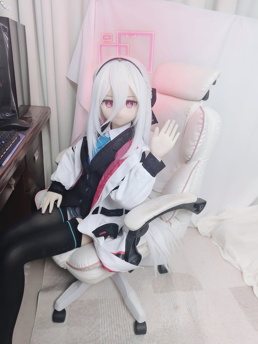 shuai9089578723's tweet photo. ケーキ？ 私に？……いや、まずその『ケイちゃん』呼び、やめてください。私は子供じゃないんですけど。それに、先生が突然こんなことをする時は、だいたい何か面倒事を押し付ける前触れです。データ的に見ても、その確率は極めて高い。
#ブルーアーカイブ 
#天童ケイ
#kei
#aotume https://t.co/DvZBCSpzog